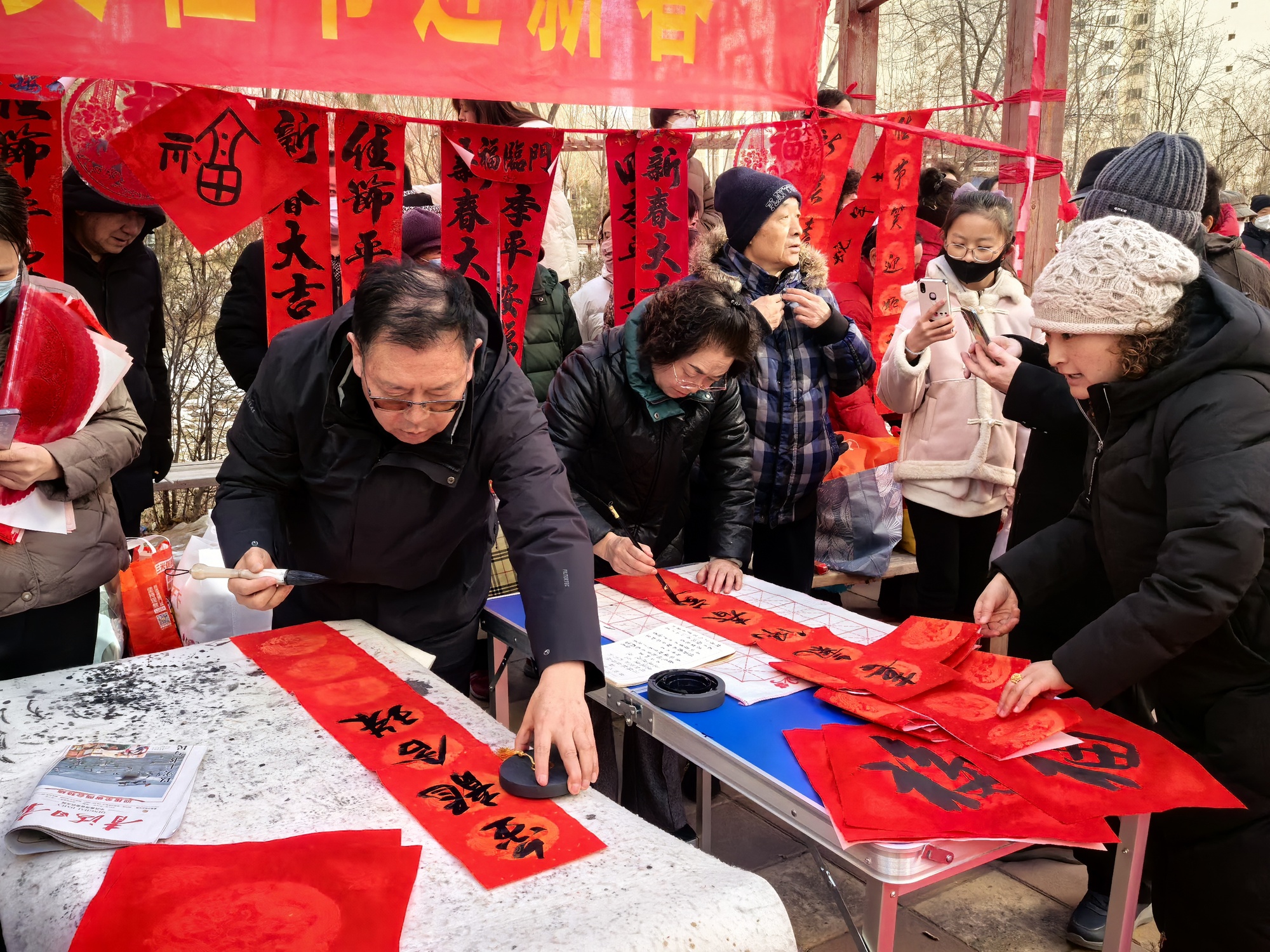 九游app：挥毫泼墨送祝福共贺新春迎佳节