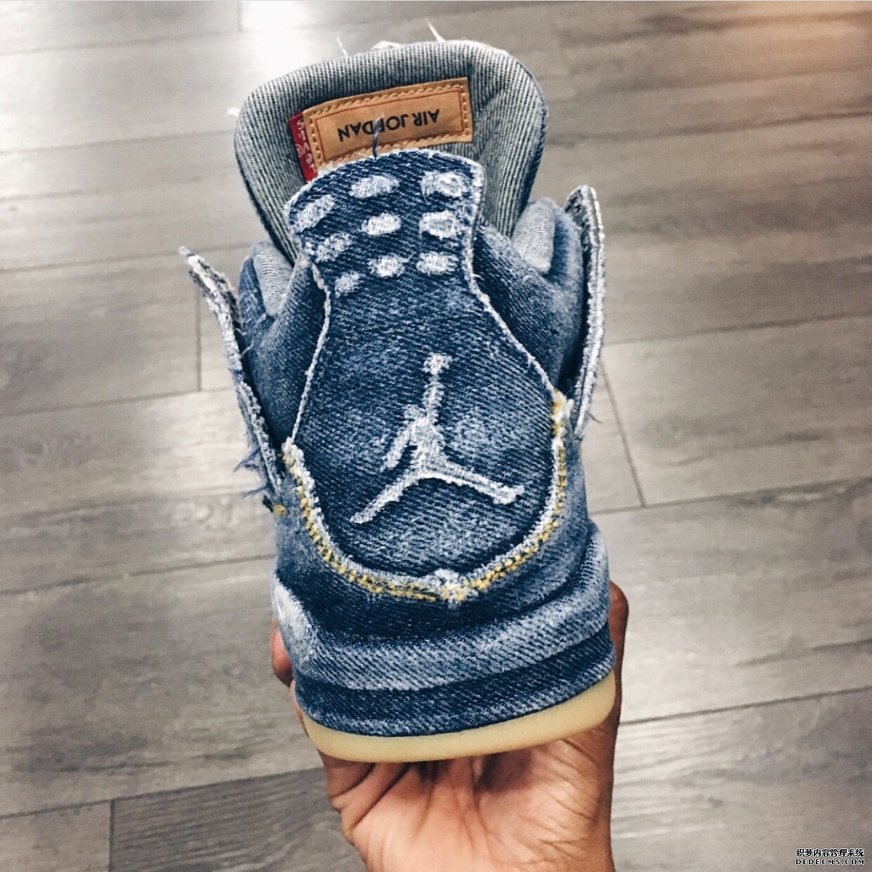 AJ4李维斯联名可以养吗 AJ4 X Levi’s怎么养牛(图4)