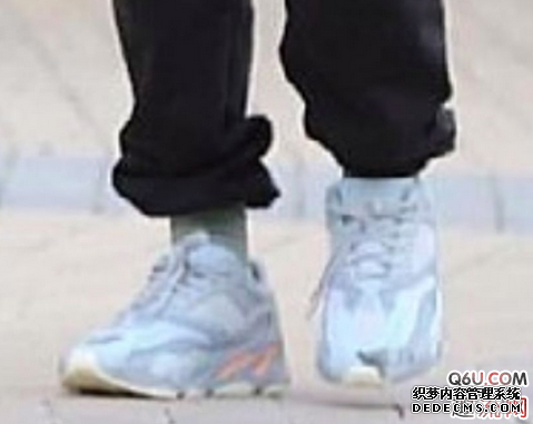 侃爷上脚曝光yeezy700 v1冰蓝配色 yeezy700 v1冰蓝配色(图2)